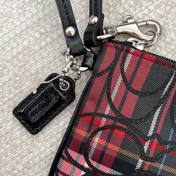 Coach Wristlet NWOT. - Picture 2 of 3